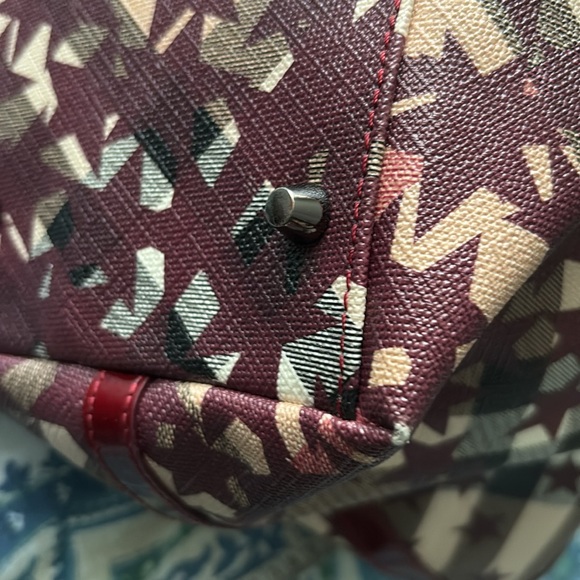 BURBERRY Burgundy/Beige Nova Stars Printed PVC and Patent Leather Nickie Tote - Picture 7 of 13